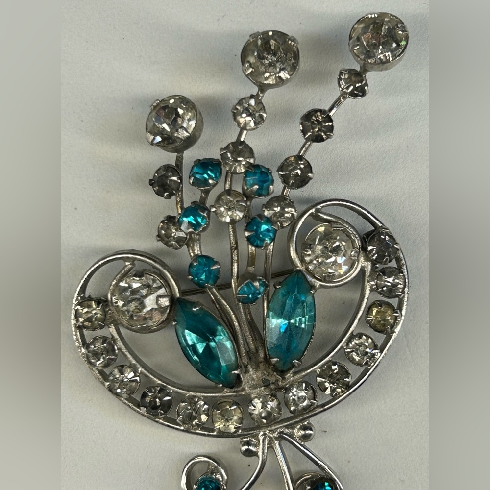 017. Vintage Silver-Tone Teal and Clear Crystal Floral Brooch Spray